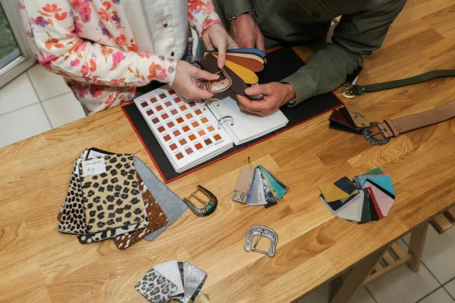 ✨L'art du détail ✨

Chaque ceinture Made in Ced est le résultat d’un travail passionné et minutieux.

Cédric et Pauline sélectionnent avec soin les plus belles matières, les coloris les plus tendances et les boucles idéales pour créer des pièces uniques et durables.🤩

Résultat ? Une ceinture qui traverse le temps, alliant qualité, style et authenticité.

🔗 Retrouvez toute notre collection sur www.madeinced.fr 

À bientôt l'équipe Made in Ced ♡ 

#ceintureencuir #madeinced #style #qualité #savoirfaire #durabilité