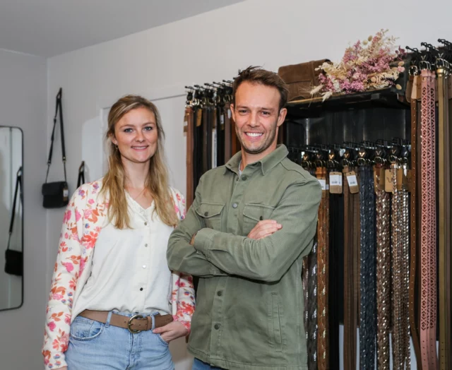 Mais alors… qui se cache derrière Made in Ced ?

C’est Cédric (et non, Ced n’est pas un pays !), artisan passionné et malentendant, pour qui chaque défi est une force. À ses côtés, Pauline, sa femme, créative et déterminée. Ensemble, ils forment un duo complémentaire et imaginent, créent, testent, et donnent vie à chaque pièce avec passion.

Dans leur atelier du Nord, chaque ceinture est recoupée avec soin par Ced lui-même. Le cuir, ils le sélectionnent lors de leurs voyages en Inde, toujours à la recherche des plus belles matières.

Made in Ced, c’est bien plus qu’un nom : c’est une histoire de passion, de résilience, de voyages… et d’amour du cuir.

On espère que cette petite présentation vous a plu :)
À bientôt L’équipe Made in Ced ♡ 

#madeinced #histoiredemarque #maroquinerie #nord