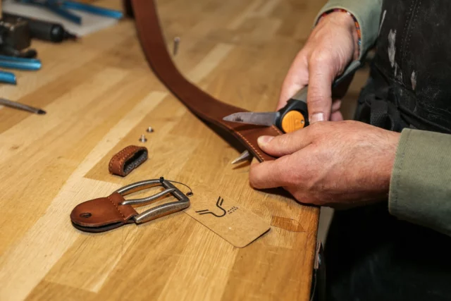 Dernière touche avant envoi : Cédric recoupe chaque ceinture à la main pour un ajustement parfait. Un geste précis, toujours vérifié, parce qu’ici, le sur-mesure n’est jamais une option, c’est une évidence. ✂️✨ 

À bientôt L'équipe Made in Ced ♡ 

#MadeInCed #CeintureSurMesure #Ceinturesencuir
