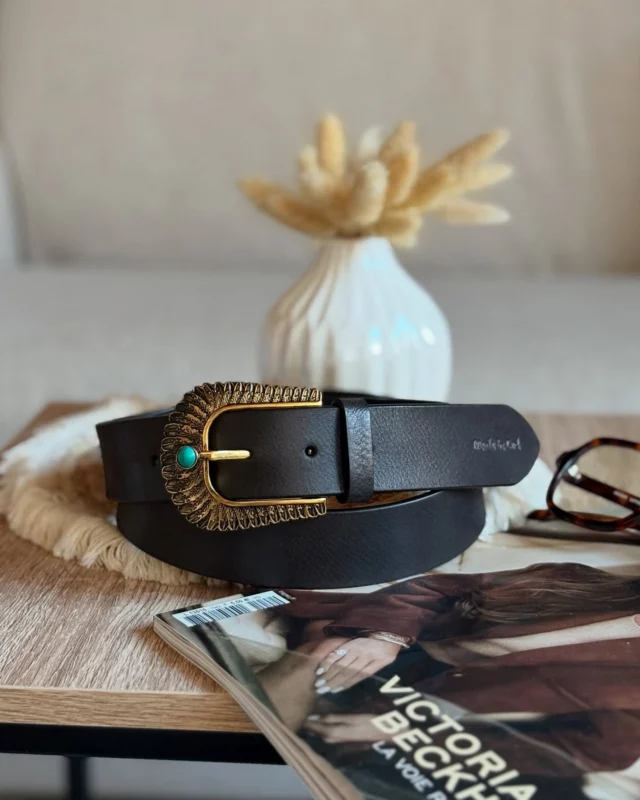 🩵L’élégance dans les détails.
Voici JUNE, notre ceinture en cuir au charme vintage et à la boucle dorée finement travaillée, sublimée par une touche de turquoise.
Un accessoire qui fait toute la différence.

Disponible maintenant sur notre e-shop !
🔗https://www.madeinced.fr/produits/ceinture-june/

Et n'oubliez pas ! : -20% sur tout le site avec le code LOVEMAMA à  l'occasion de la fête des mères🤩

À bientôt, 
L'équipe Made in Ced ♡ 

#ceintureencuir #madeinced #accessoiredemode #lookchic #june #modefemme