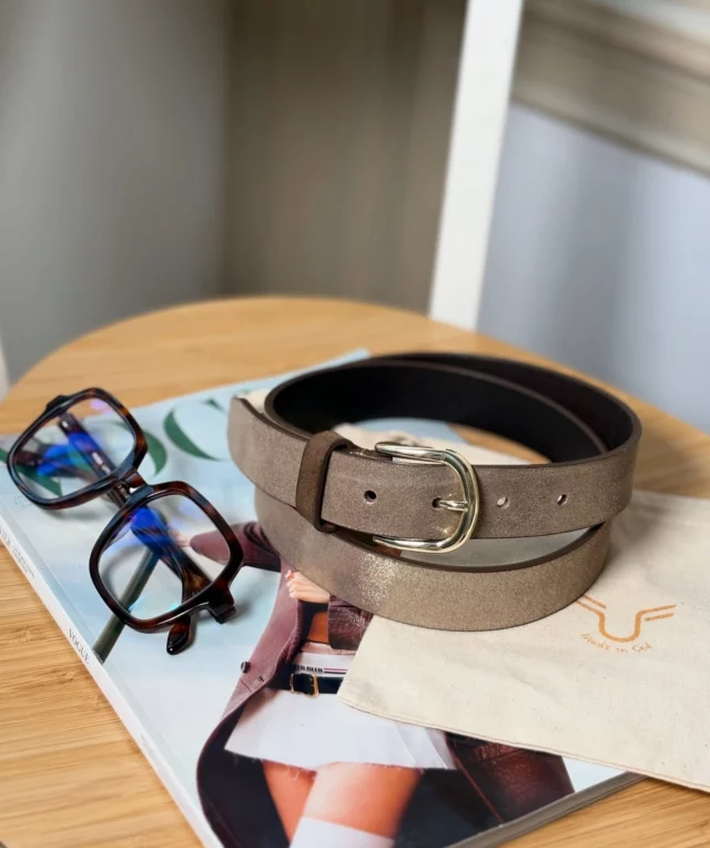 Zoom sur FIONA, notre ceinture en cuir à la finition légèrement brillante ✨
Un essentiel du quotidien, facile à porter, avec juste ce qu’il faut de détail pour faire la différence.
Élégante, sobre, et facile à porter — elle s’adapte à tous les styles.

👉 Disponible dès maintenant sur le site : www.madeinced.fr 

À bientôt,
L’équipe Made in Ced ♡ 

#MadeInCed #CeintureFiona #CuirVéritable #AccessoireDeStyle #LookDuJour #FaitAvecSoin