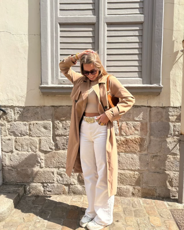 ☀️ Le soleil fait son grand retour… l’occasion parfaite pour adopter notre ceinture CLARA !
On célèbre les beaux jours avec notre modèle iconique, idéal pour apporter une touche lumineuse à vos looks printaniers.
Ici portée avec un trench beige et un jean blanc, CLARA dorée vient rehausser la tenue avec simplicité et style.

💛Disponible dès maintenant sur madeinced.fr
++ Existe aussi en Camel 

À bientôt,
L'équipe Made in Ced ♡ 

#MadeinCed #CeintureClara #LookDuJour #AccessoiresDeMode #Lille