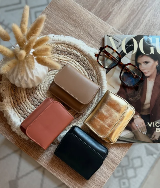 On a trouvé le portefeuille parfait pour glisser dans tous vos sacs : JENNY 👜
Petit mais ultra pratique, il se décline en plusieurs coloris pour s’adapter à tous vos looks : Beige, Doré, Terracotta ou Noir… le plus dur, c’est de choisir ✨

📍Disponible dès maintenant sur madeinced.fr

À bientôt,
L'équipe Made in Ced ♡

#MadeinCed #PortefeuilleJenny #AccessoiresDeMode #CuirVéritable #StyleFrançais #LookDuJour #Lille