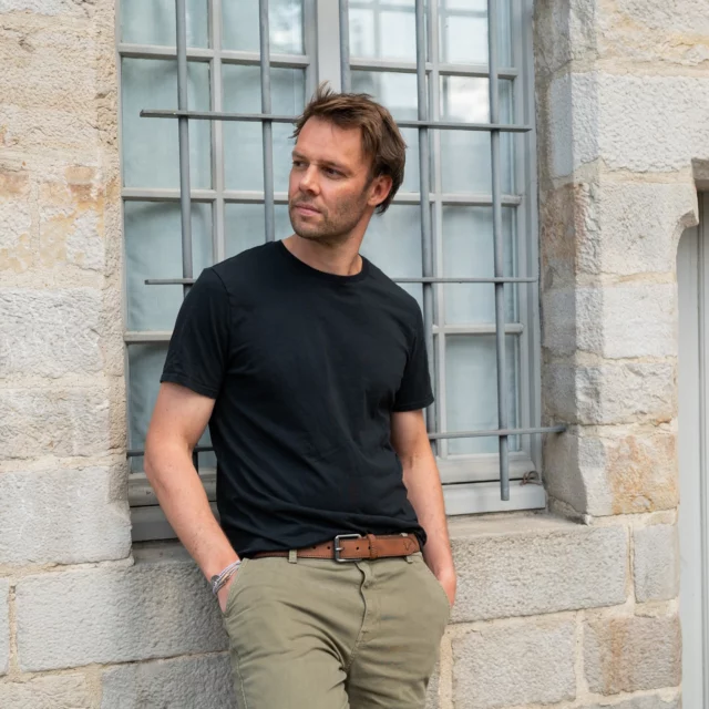 OSCAR, la ceinture simple, efficace et stylée.
Un essentiel du vestiaire masculin à porter tous les jours, avec jean, chino ou short.
Ici en version camel, mais dispo aussi en noir et kaki pour varier les looks 🖤💚

📍À retrouver dès maintenant sur madeinced.fr

À bientôt,
L'équipe Made in Ced ♡ 

#CeintureOSCAR #MadeInCed #AccessoiresHomme #StyleAuQuotidien #LookMasculin