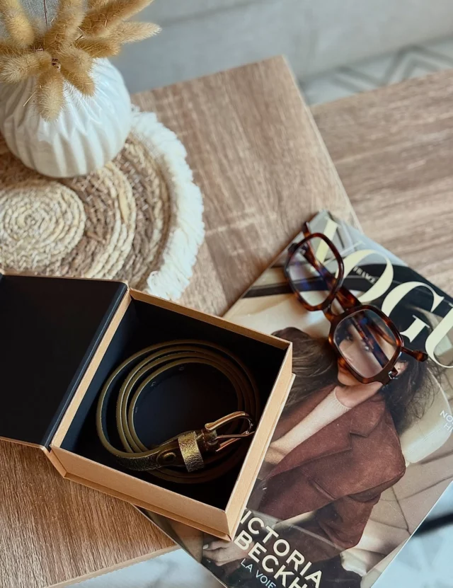 ✨ L’art du détail chez Made in Ced
Découvrez notre boîte cadeau, pensée pour sublimer chaque petite attention.
🎁 Parfaite pour offrir un accessoire avec style, ou simplement se faire plaisir avec soin.
Parce que chaque détail compte, jusqu’au moment d’ouvrir le paquet...💛

🔗À retrouver sur notre site internet : https://www.madeinced.fr

À bientôt,
L'équipe Made in Ced ♡ 

#BoiteCadeau #MadeinCed #AccessoiresDeMode #Style #IdeeCadeau